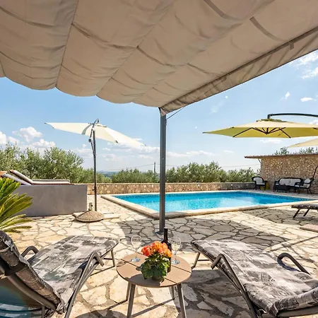 Gorgeous In With Kitchen Holiday home