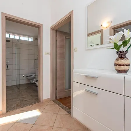 Gorgeous In With Kitchen Slivnica